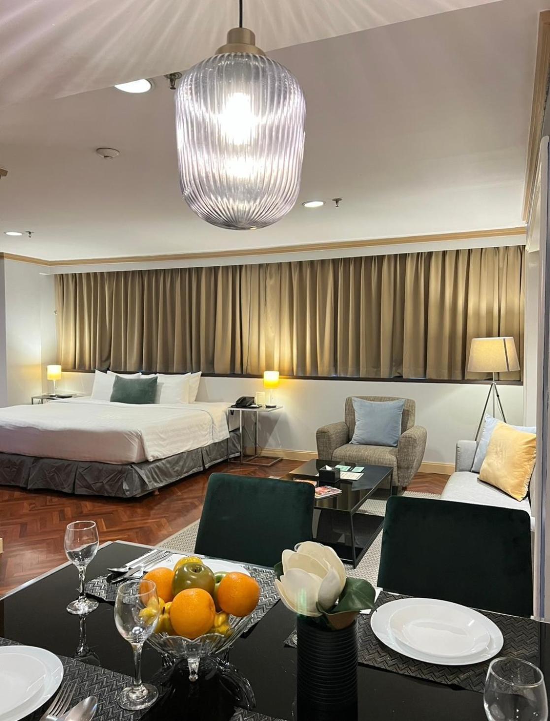 Alt Hotel Nana By Uhg Bangkok Exteriör bild